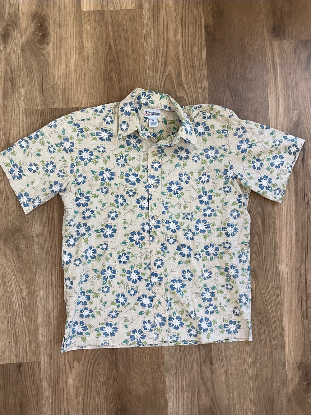 reyn spooner Cream Short-Sleeve Button-Down Shirt w/ Blue Floral Print - size M